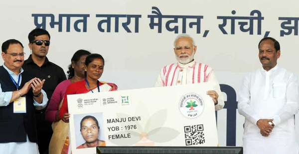 Prime Minister Narendra Modi gives a health card to beneficiaries as he launches Ayushman Bharat-National Health Protection Scheme(Parwaz Khan/ Hindustan Times)