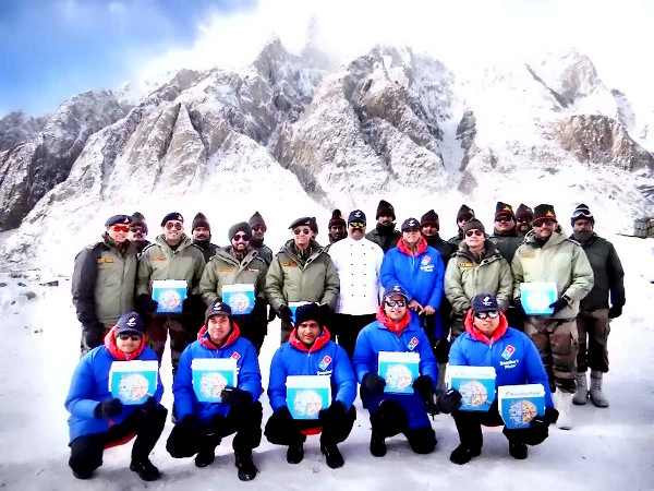 Dominos treats INDIAN ARMY Jawans with a Pizza at 20,000 ft