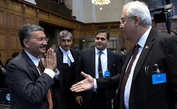 Indian diplomats ignore handshake by Pak officials at ICJ