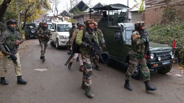 Suspected Pulwama bombmaker shot dead in encounter, 4 soldiers killed