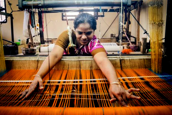 Saris From Bananas: TN Weaver Creates 25 Natural Fibers, Wins National Record!