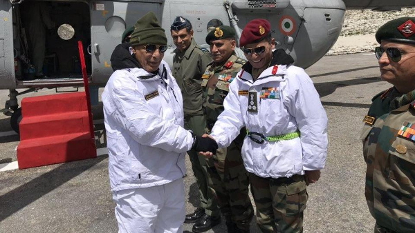 Rajnath Singh on Monday visited the Siachen glacier and interacted with soldiers deployed on the world’s highest battlefield, his first outstation visit in the new role. (Photo: Twitter/@rajnathsingh)