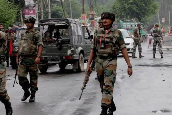 Centre rushes 10,000 troops to Kashmir