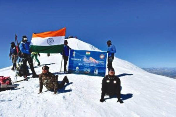 Indian mountaineers perform yoga on Europe's highest peak