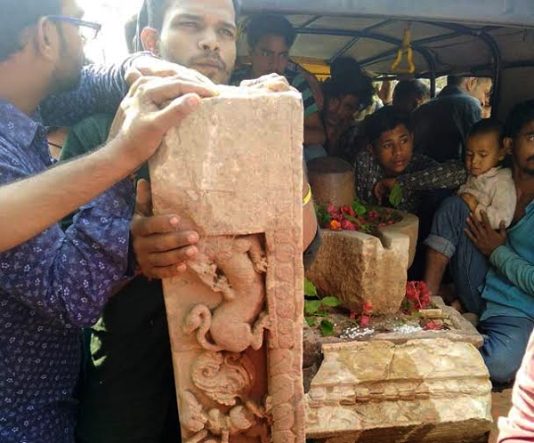 Ancient religious idols, including ‘Shivling’ and ‘Nandi’, along with parts of bricks and pillars were unearthed during the digging of sand in Faridpur village, situated near the Yamuna river, on Monday.