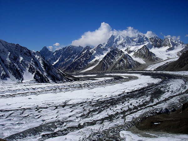 8 soldiers trapped as avalanche hits Siachen