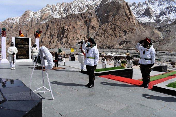 Army pays tributes to martyrs on Siachen Day