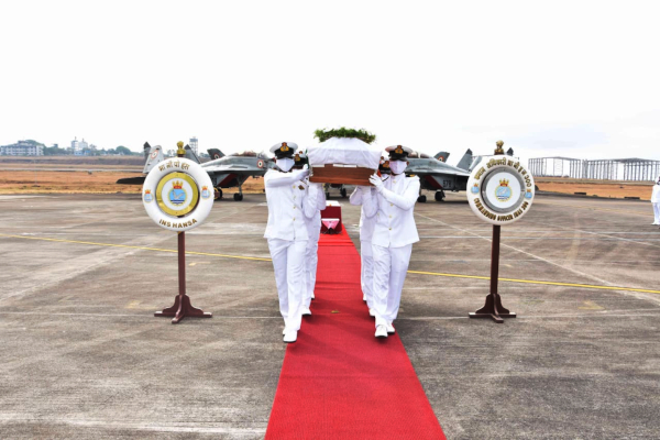 Commander Nishant Singh, a fighter pilot of the Indian Navy, was laid to rest with full military honours at Goa on 11 Dec 20. Commander Nishant did not survive the Mig-29K crash off Goa on 26 Nov 20. His wife, Mrs Nayaab Randhawa received the tricolour and her husband’s uniform from the Commanding Officer of the squadron.