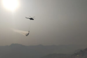 The blaze spread across nearly 10 hectares in the Kasauli Beat area of Solan district, creating a serious threat to nearby residential zones, civil infrastructure and military establishments. The terrain, heat, smoke and hill conditions made the operation demanding, requiring close coordination between the Air Force, state administration, forest officials, the Indian Army and local authorities.